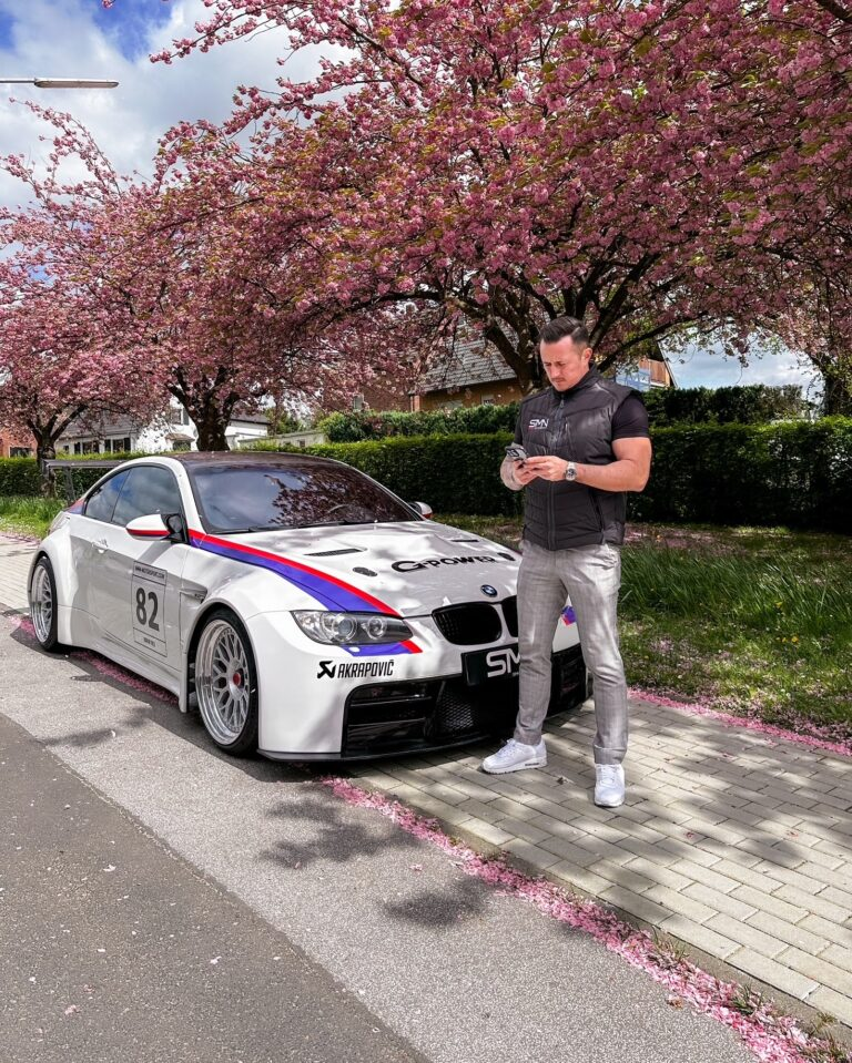 Franz Simon neben seinem Rennwagen